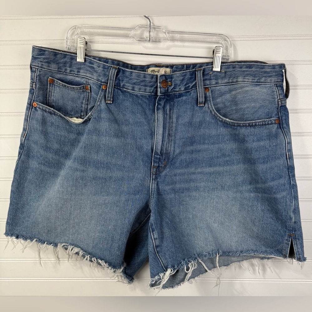 Madewell women’s plus size Classic Blue denim Jean cut off Shorts. Size 18W.